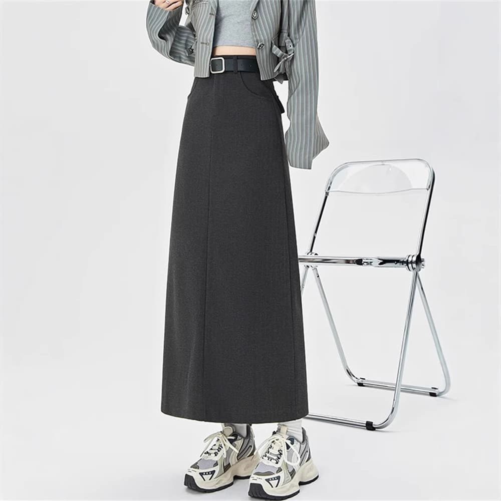 すっきりシルエットのナロースリットスカート