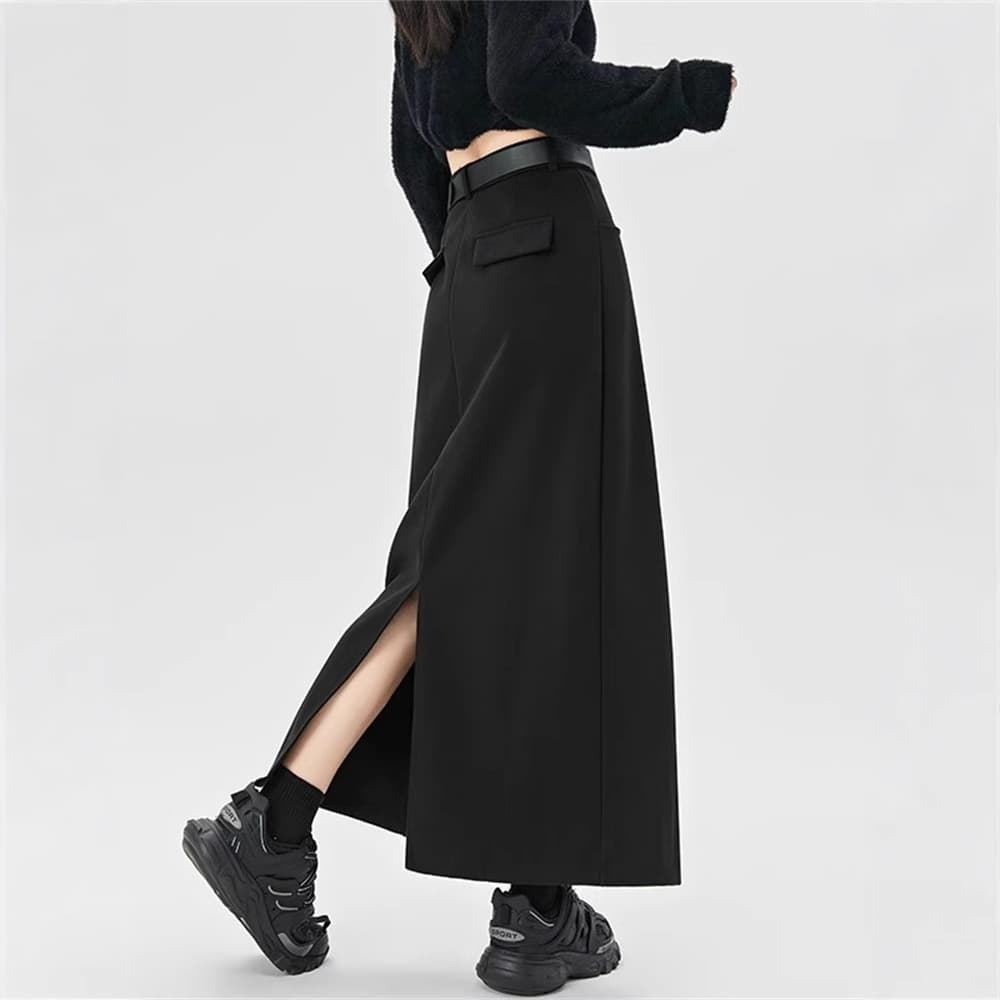 すっきりシルエットのナロースリットスカート